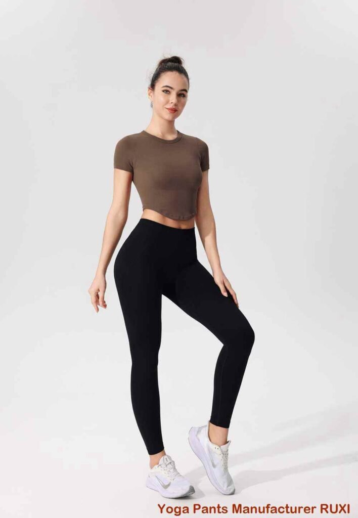 یوگا پتلون کے اوپر فولڈ کریں۔